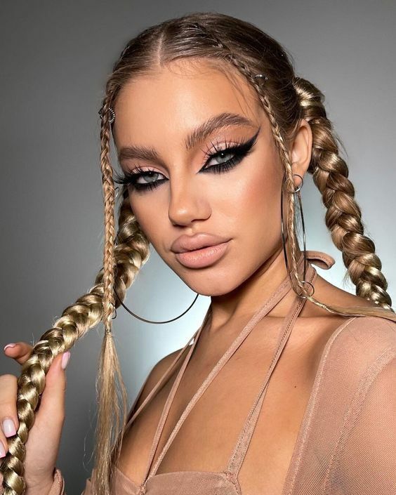 <span style="font-style: italic;">Coafuri de Festival&nbsp;</span>